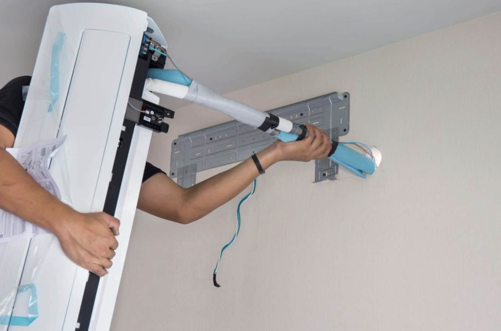 ISSA HVAC airco installateur aan het werk in Edingen