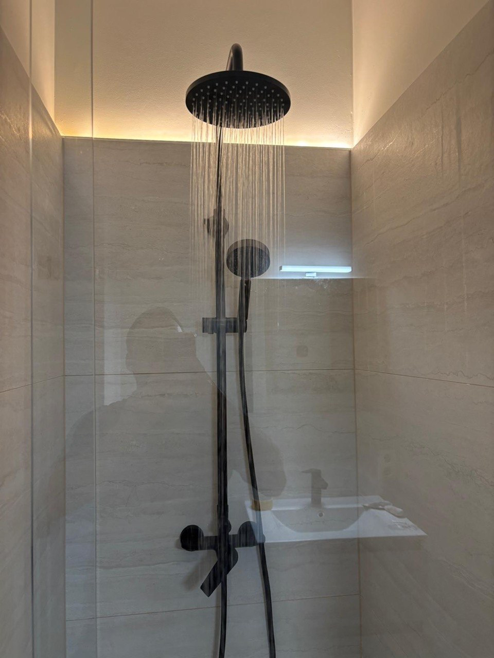 Luxe regendouche installatie badkamerrenovatie Edingen